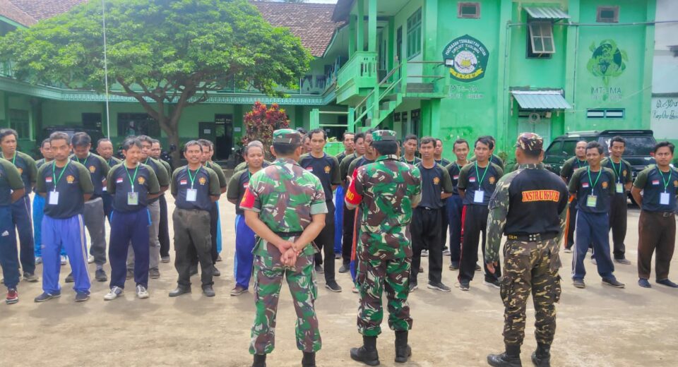 Tanamkan Kedisiplinan Kepada Anggota Banser, Babinsa Koramil Sutojayan Ajarkan Peraturan Baris Berbaris