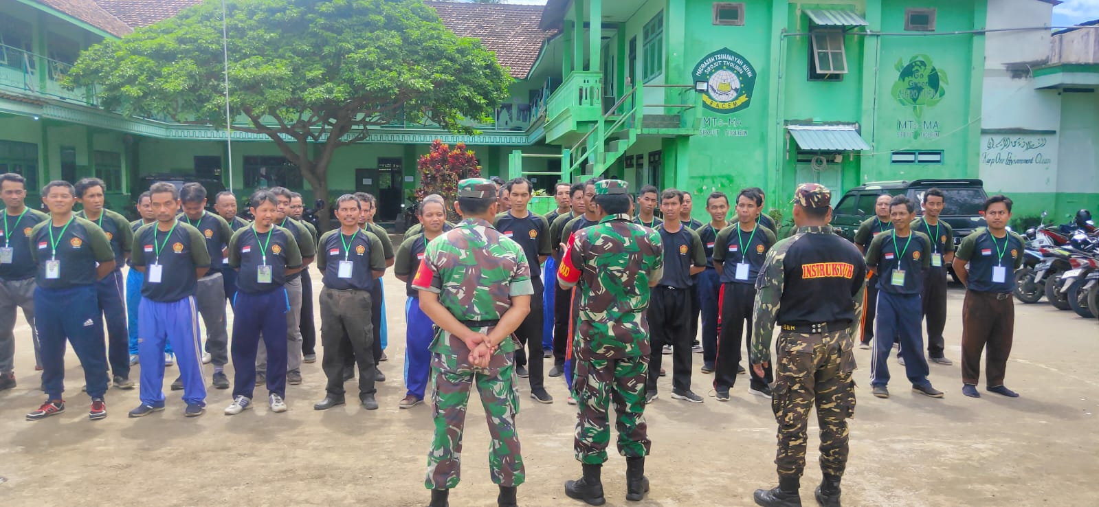 Tanamkan Kedisiplinan Kepada Anggota Banser, Babinsa Koramil Sutojayan Ajarkan Peraturan Baris Berbaris