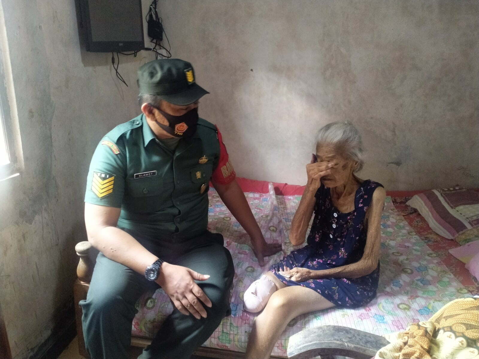 Kegiatan Komunikasi Sosial, Babinsa Koramil Gandusari Jenguk Warga Binaannya Yang Sakit