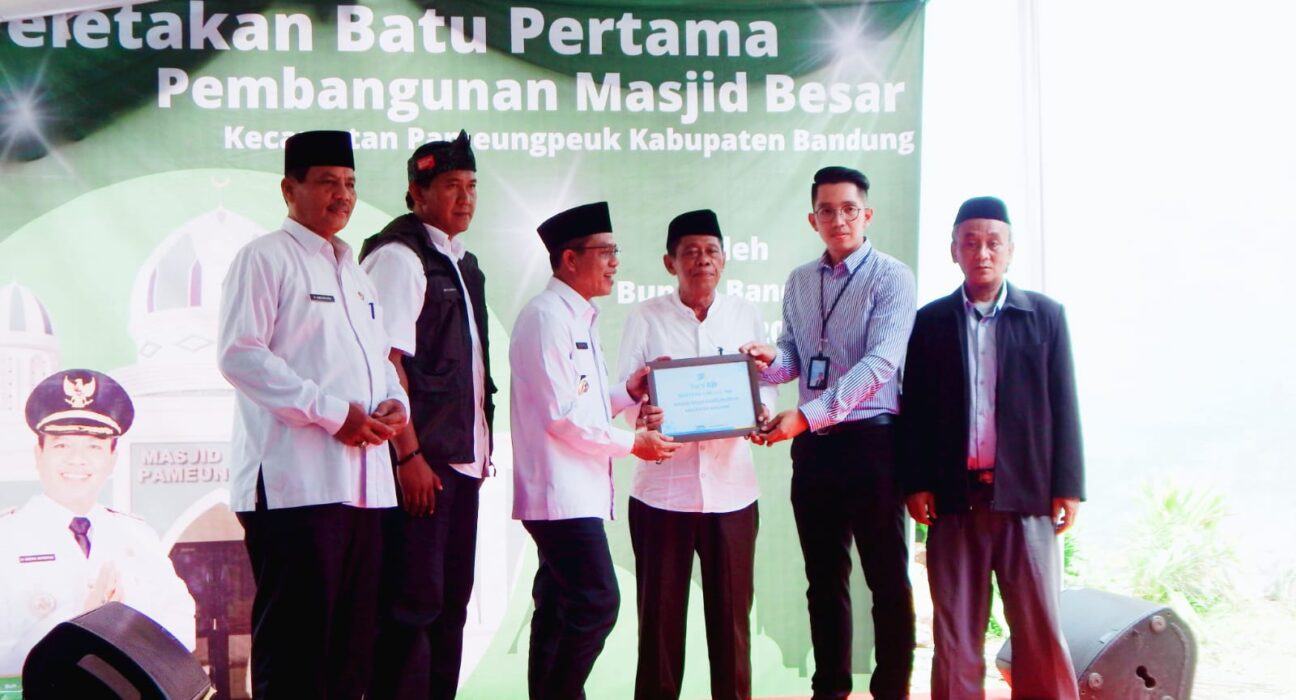 Bupati Bandung Dr. HM. Dadang Supriatna Melaksanakan Peletakan Batu Pertama Pembangunan Masjid Besar