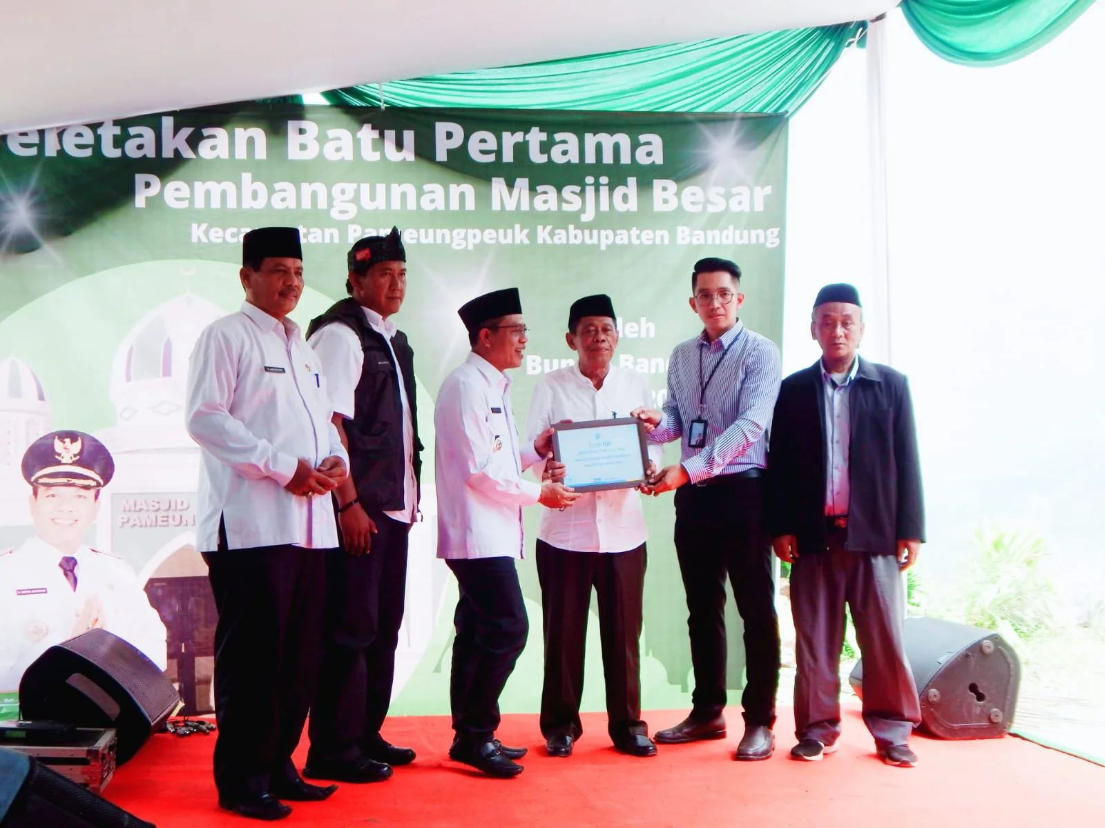 Bupati Bandung Dr. HM. Dadang Supriatna Melaksanakan Peletakan Batu Pertama Pembangunan Masjid Besar