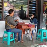 Kompak Dan Semangat Anggota Koramil 0808/15 Gandusari Gelar Kerja Bakti Pembersihan Lingkungan Di Area TPU