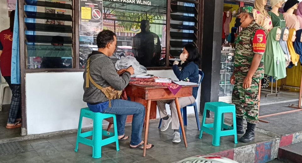 Dukung Vaksinasi Covid 19, Babinsa Koramil Wlingi Dampingi Warga Binaannya