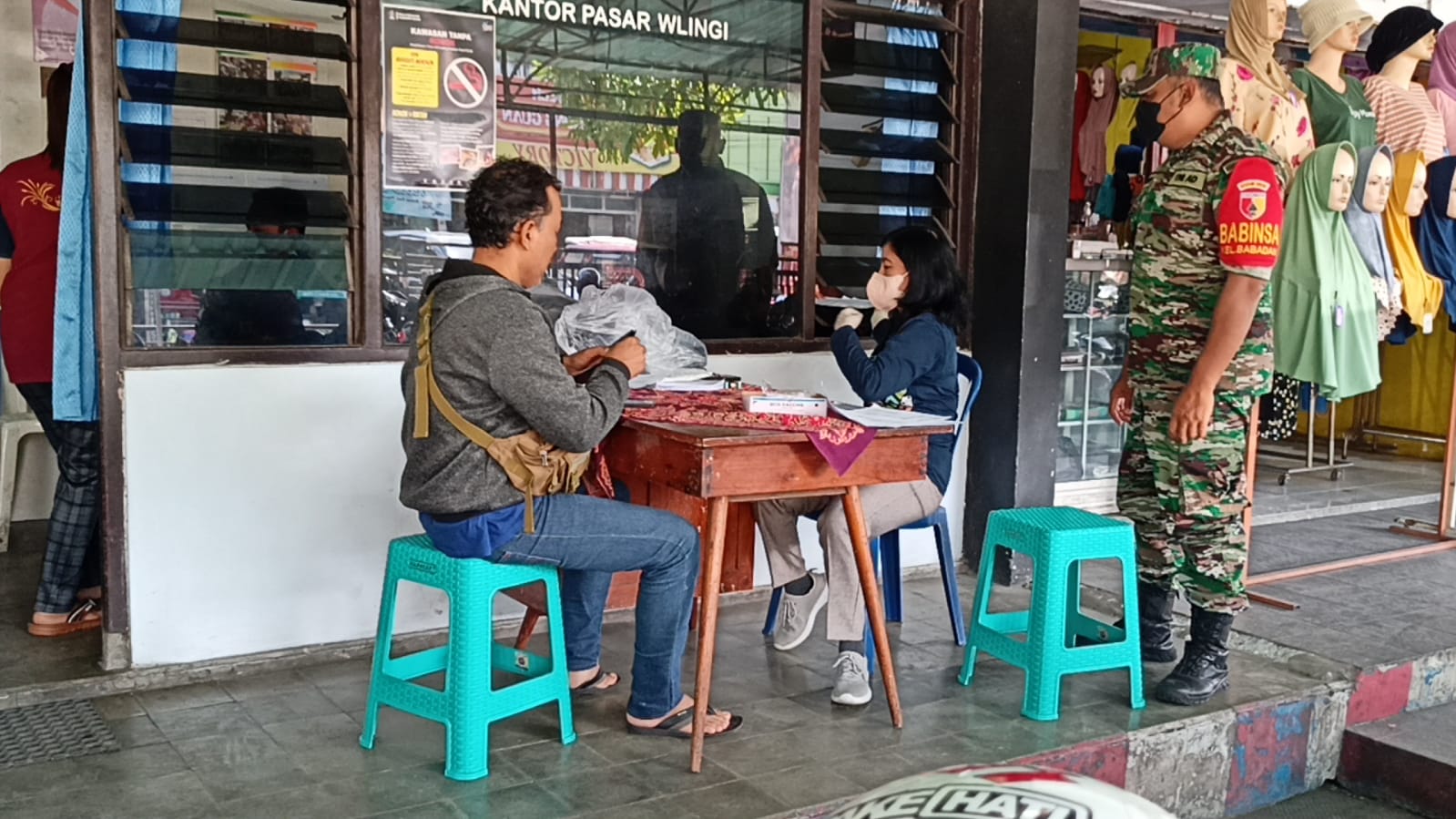 Dukung Vaksinasi Covid 19, Babinsa Koramil Wlingi Dampingi Warga Binaannya