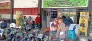 Dukung Vaksinasi Covid 19, Babinsa Koramil Wlingi Dampingi Warga Binaannya