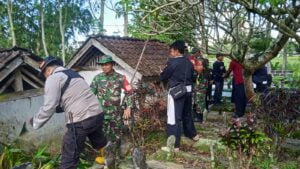 Kompak Dan Semangat, Anggota Koramil 0808/15 Gandusari Gelar Kerja Bakti Pembersihan Lingkungan Di Area TPU