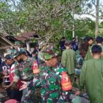 Dukung Vaksinasi Covid 19, Babinsa Koramil Wlingi Dampingi Warga Binaannya