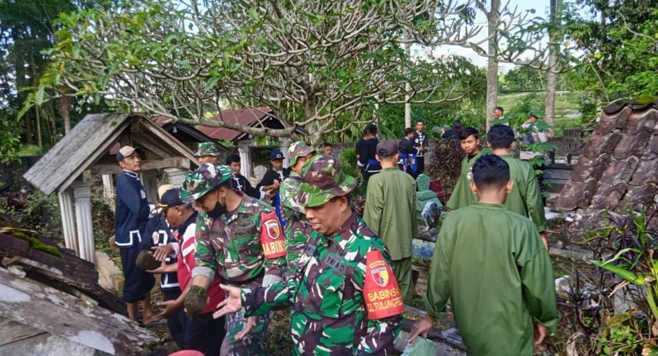 Kompak Dan Semangat, Anggota Koramil 0808/15 Gandusari Gelar Kerja Bakti Pembersihan Lingkungan Di Area TPU