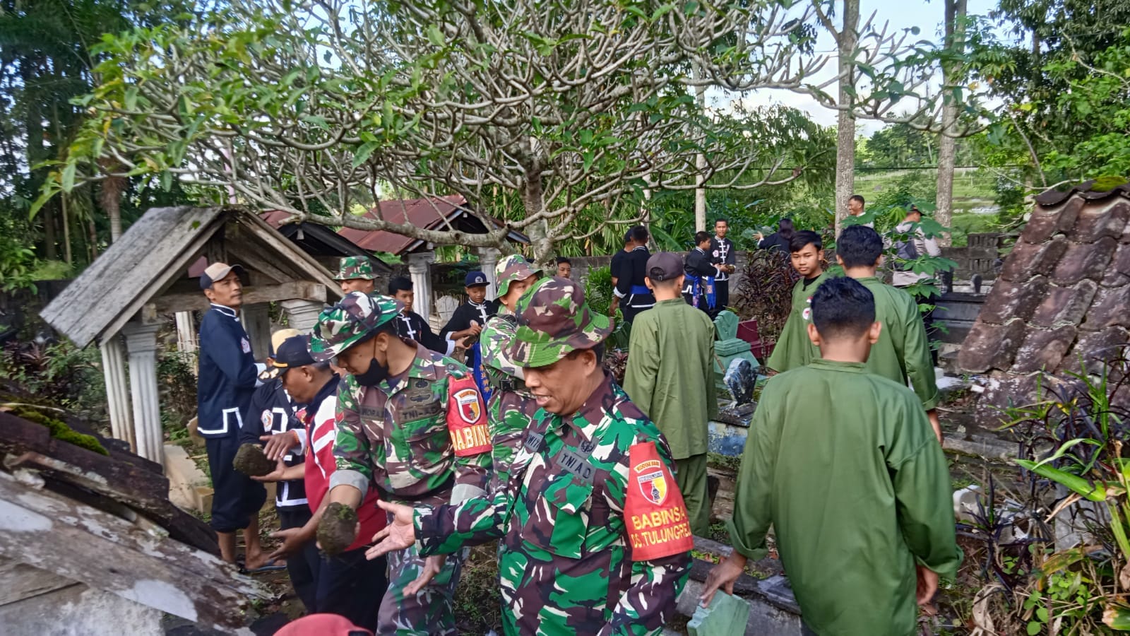 Kompak Dan Semangat, Anggota Koramil 0808/15 Gandusari Gelar Kerja Bakti Pembersihan Lingkungan Di Area TPU