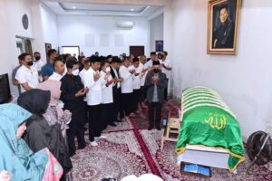 Presiden Jokowi Takziah ke Rumah Duka Almarhumah Koesni Harningsih