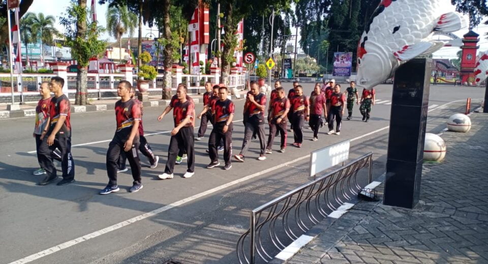 Agar Kesehatan Tetap Terjaga, Anggota Kodim 0808/Blitar Gelar Olahraga Bersama