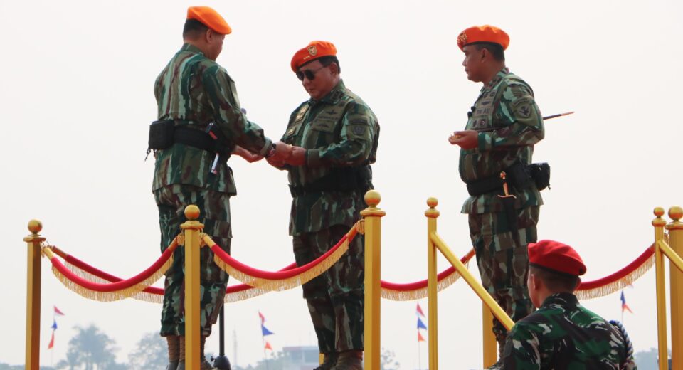 Pengangkatan Menteri Pertahanan RI Menjadi Warga Kehormatan Kopasgat di Lapangan Jingga Dankopasgat SULAEMAN Bandung