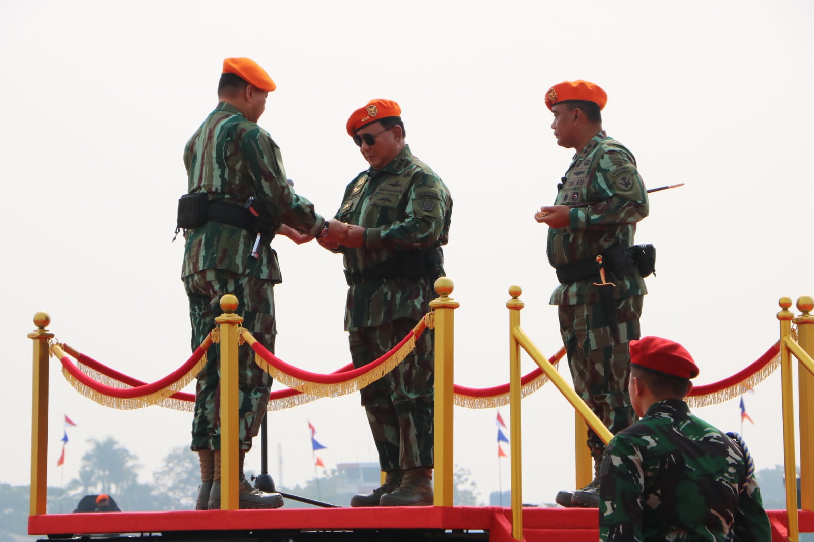 Pengangkatan Menteri Pertahanan RI Menjadi Warga Kehormatan Kopasgat di Lapangan Jingga Dankopasgat SULAEMAN Bandung