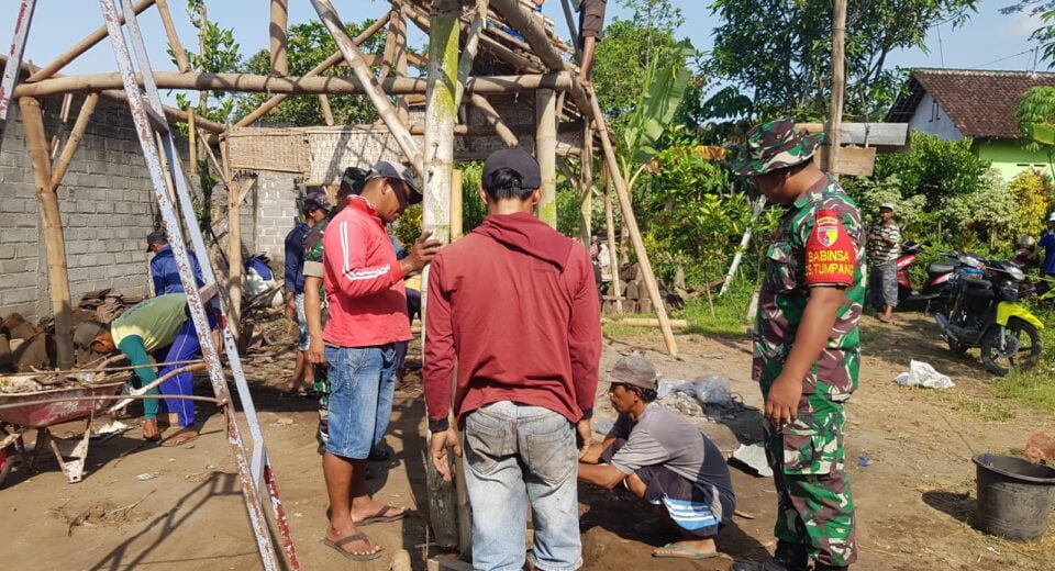 Babinsa Koramil 0808/16 Talun Gotong Royong Bantu Warga Laksanakan Bedah Rumah,Wujudkan Rumah Layak Huni