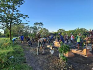 Tingkatkan Kebersamaan Di Wilayah, Babinsa Koramil Talun Gelar Gotong Royong Bersihkan TPU Bersama Warga