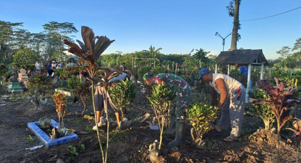 Tingkatkan Kebersamaan Di Wilayah, Babinsa Koramil Talun Gelar Gotong Royong Bersihkan TPU Bersama Warga