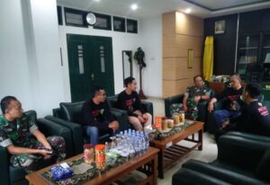 Paguyuban Patriot Siliwangi Berikan Figura Wangsit Siliwangi Kepada Komandan Danusdikku Kodiklatad