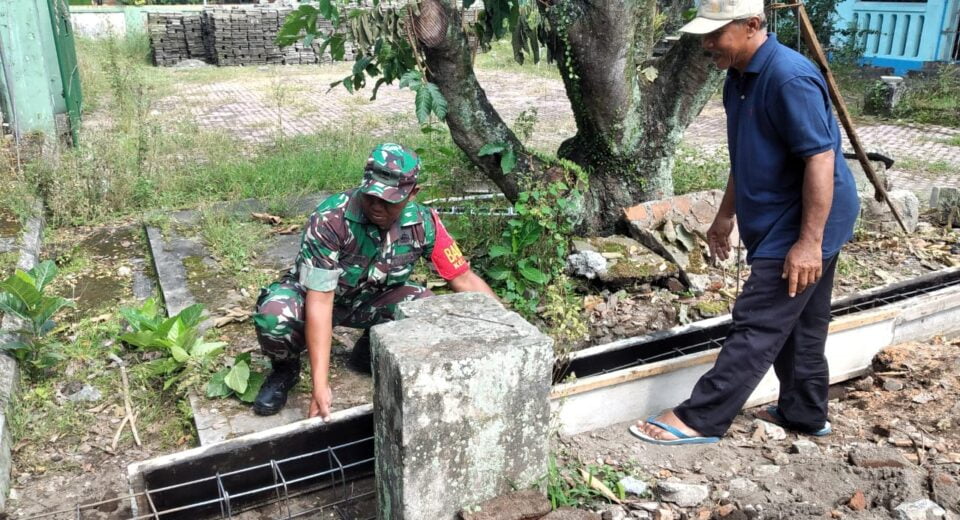 Bantu Atasi Kesulitan Warga, Babinsa Koramil Wlingi Selalu Hadir Di Tengah Masyarakat