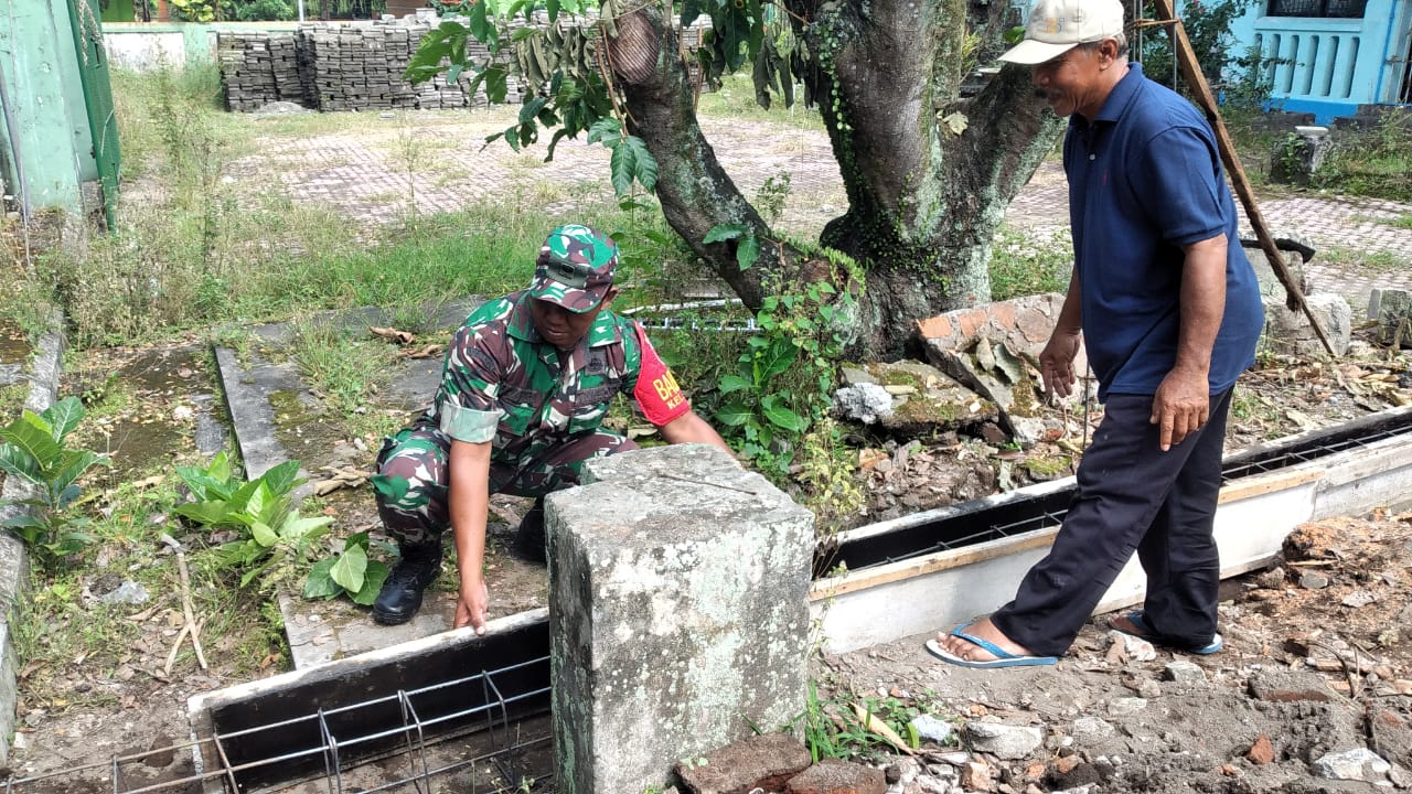 Bantu Atasi Kesulitan Warga, Babinsa Koramil Wlingi Selalu Hadir Di Tengah Masyarakat