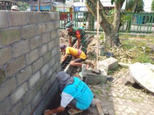 Bantu Atasi Kesulitan Warga, Babinsa Koramil Wlingi Selalu Hadir Di Tengah Masyarakat