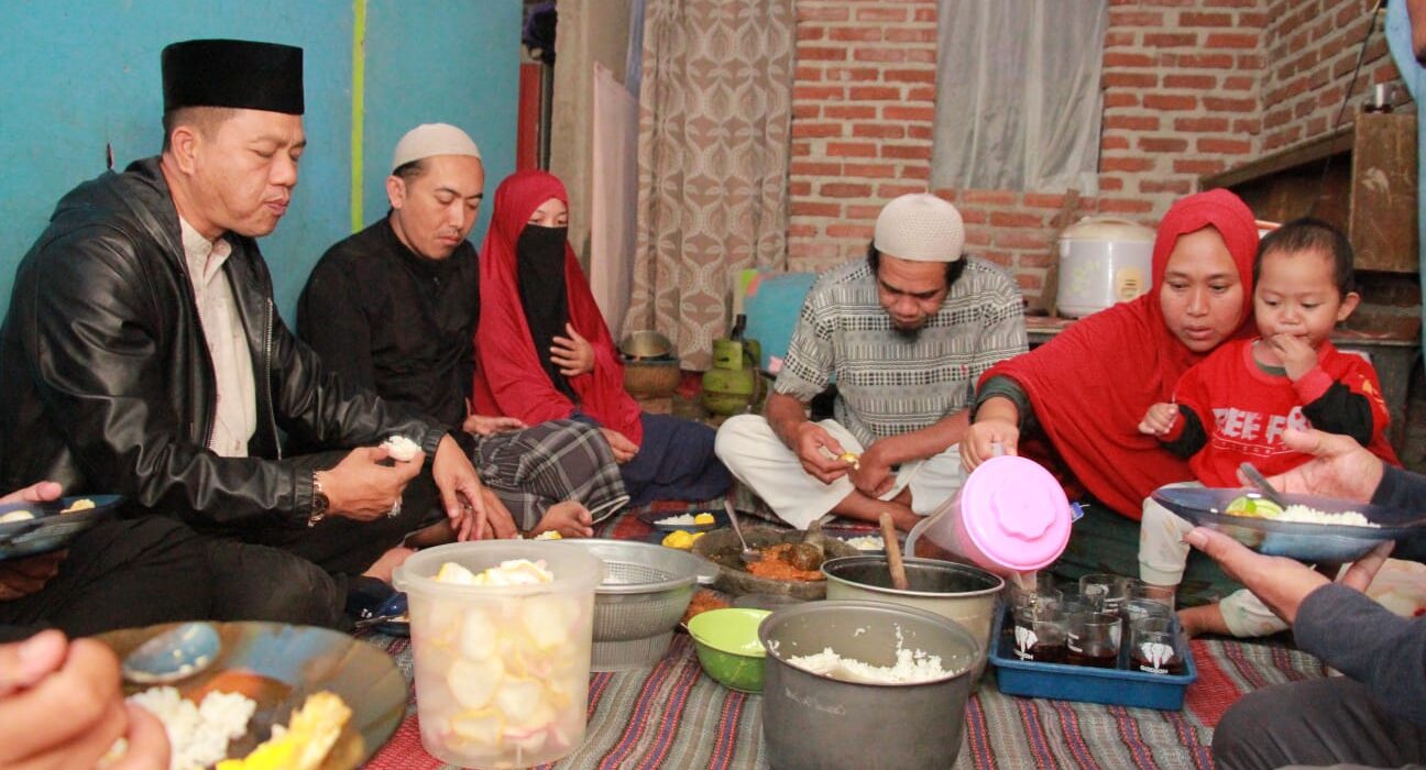 Kang Ds Mengawali Saur di Tahun 1444 Hijriyah Rumah Warga Masyarakat Tegal Luar