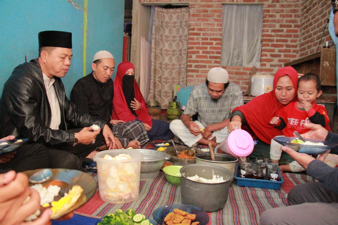 Kang Ds Mengawali Saur di Tahun 1444 Hijriyah Rumah Warga Masyarakat Tegal Luar