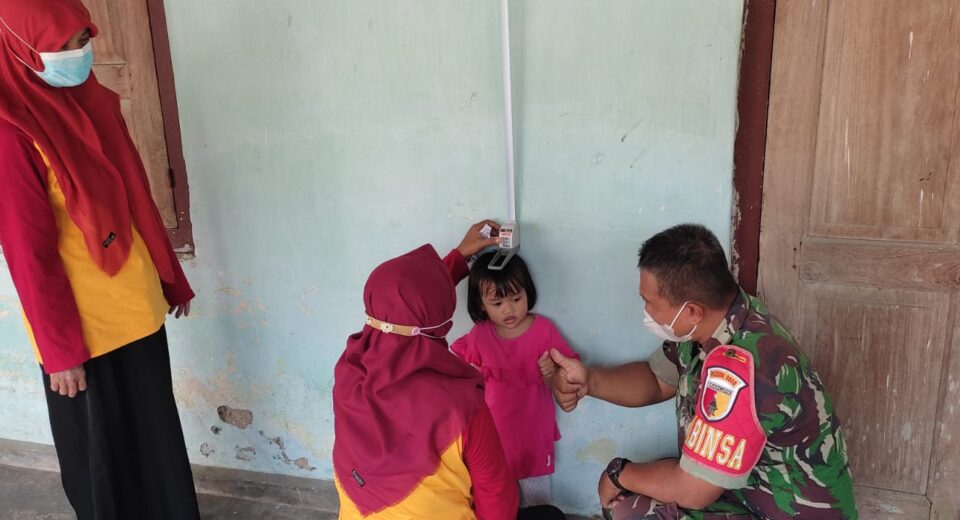 Peduli Kesehatan Anak, Babinsa Koramil Srengat Dampingi Kegiatan Posyandu