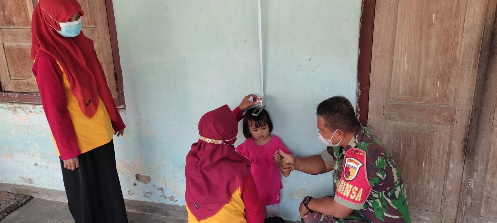 Peduli Kesehatan Anak, Babinsa Koramil Srengat Dampingi Kegiatan Posyandu