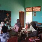 Wujud Kepedulian, Babinsa Koramil Talun Dampingi Petugas Dinas Peternakan Cek Kesehatan Hewan Ternak