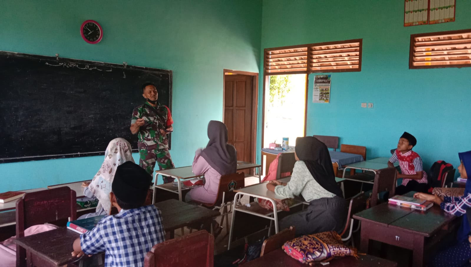 Tanamkan Karakter Sejak Dini, Anggota Koramil Kesamben Laksanakan Program Babinsa Masuk Sekolah