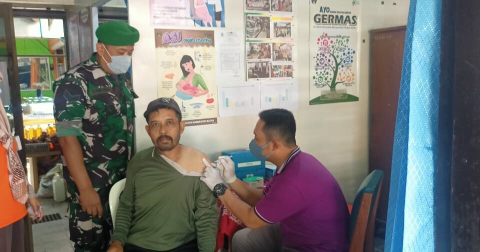 Pastikan Berjalan Lancar, Babinsa Koramil Wlingi Dampingi Kegiatan Vaksinasi Warga Binaannya