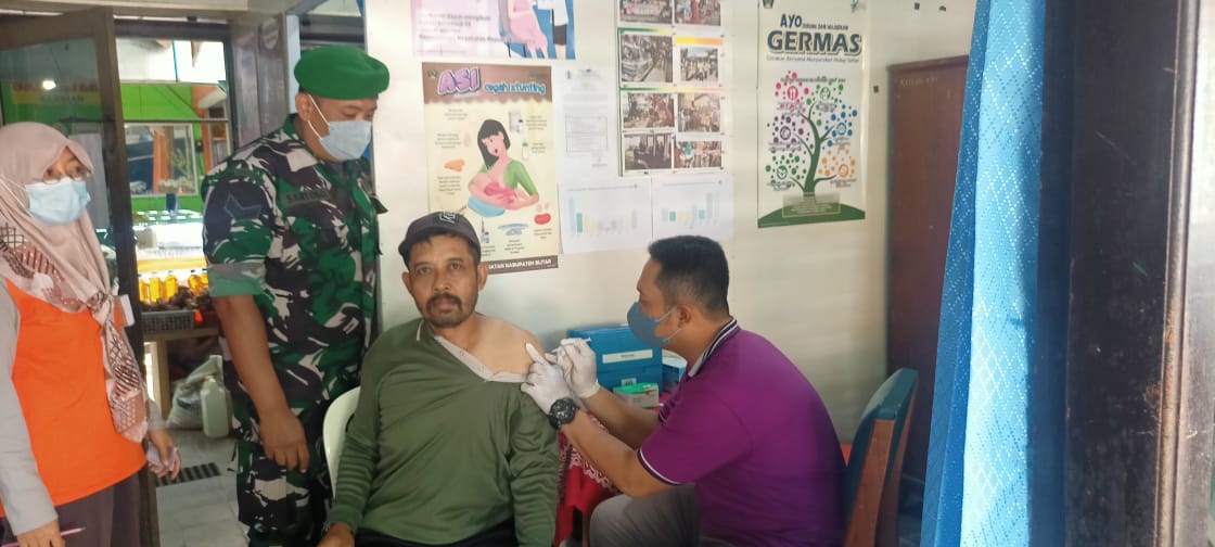 Pastikan Berjalan Lancar, Babinsa Koramil Wlingi Dampingi Kegiatan Vaksinasi Warga Binaannya