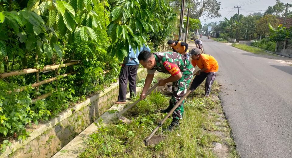 Sebagai Wujud Kepedulian Babinsa Koramil Talun Gelar Kerja Bakti Bersama Warga Masyarakat, Tingkatkan Kekompakan