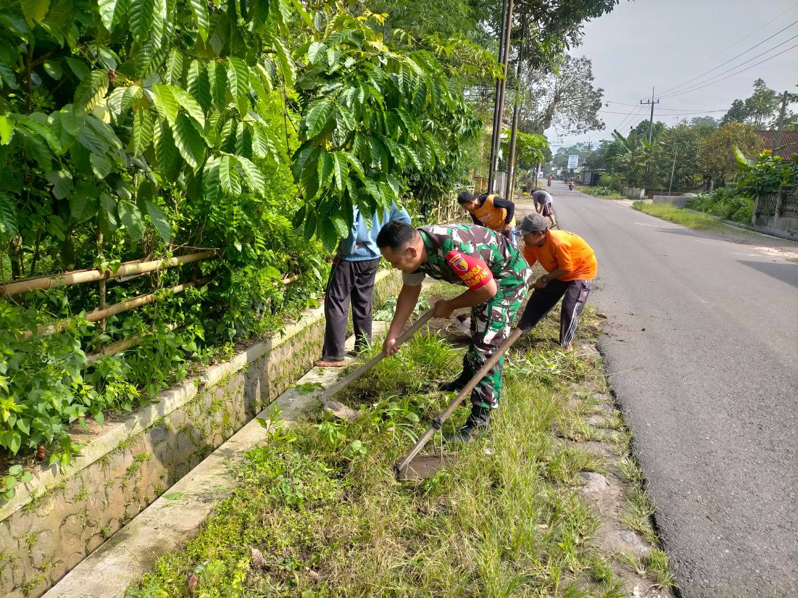 Sebagai Wujud Kepedulian Babinsa Koramil Talun Gelar Kerja Bakti Bersama Warga Masyarakat, Tingkatkan Kekompakan