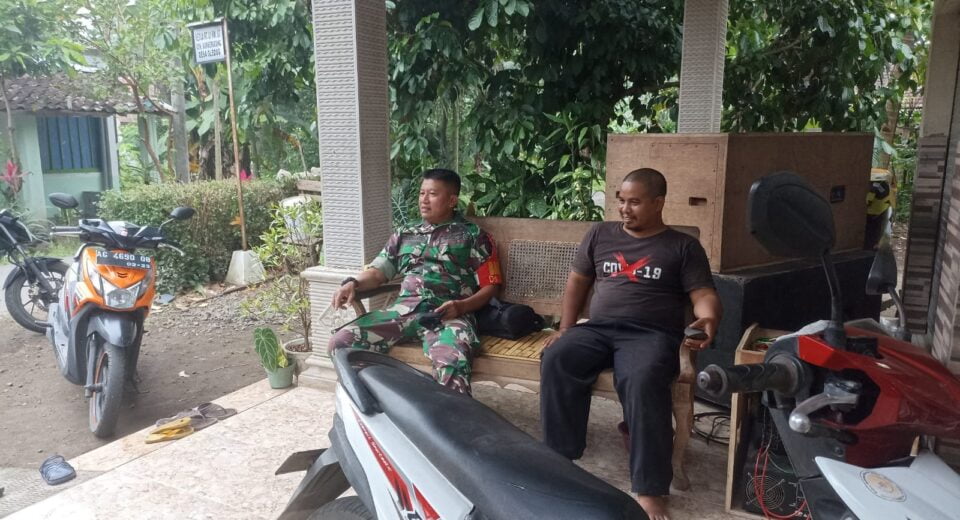 Pererat Hubungan Silaturahmi, Babinsa Koramil Sanankulon Anjangsana Ke Rumah Warga Binaannya