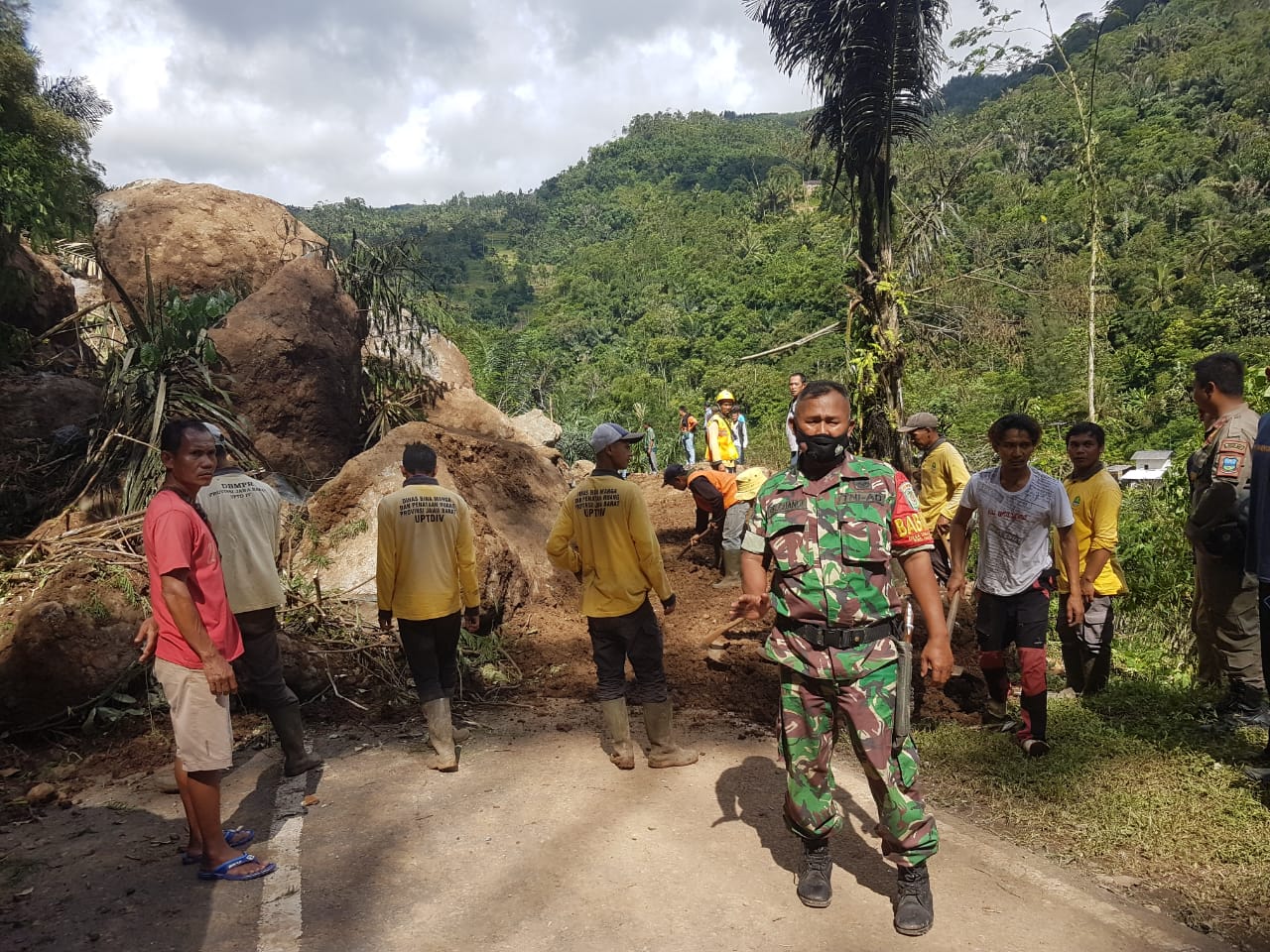 Jalan Awisuti Tertutup Bongkahan Batu Besar Akibat Longsor Desa Sukamulya Kecamatan Talegong