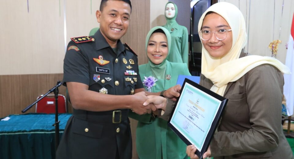 Dandim 0808/Blitar Bersama Ketua Persit KCK Cab XXII Dim 0808, Berikan Penghargaan Kepada Putri Anggota