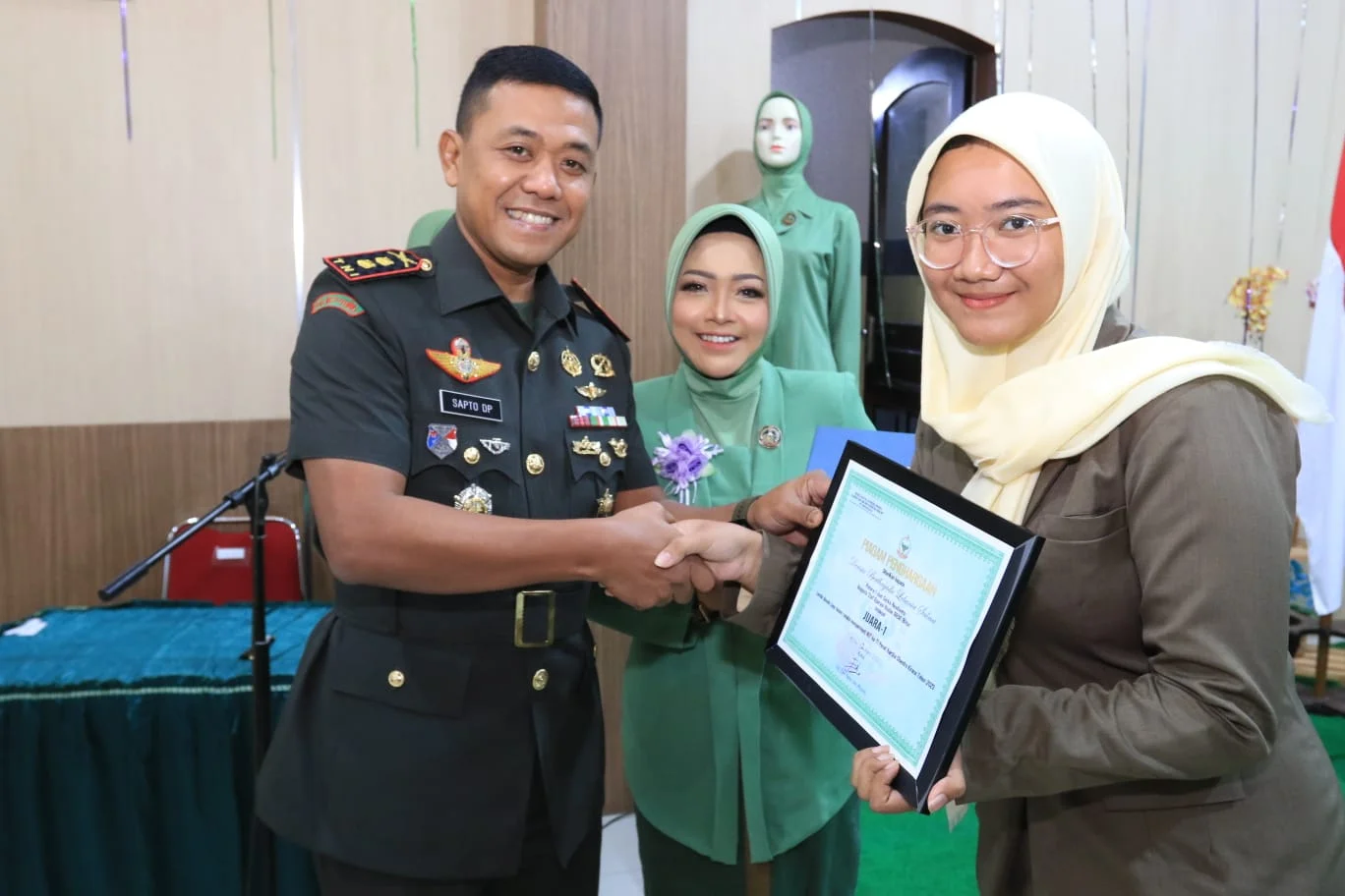 Dandim 0808/Blitar Bersama Ketua Persit KCK Cab XXII Dim 0808, Berikan Penghargaan Kepada Putri Anggota