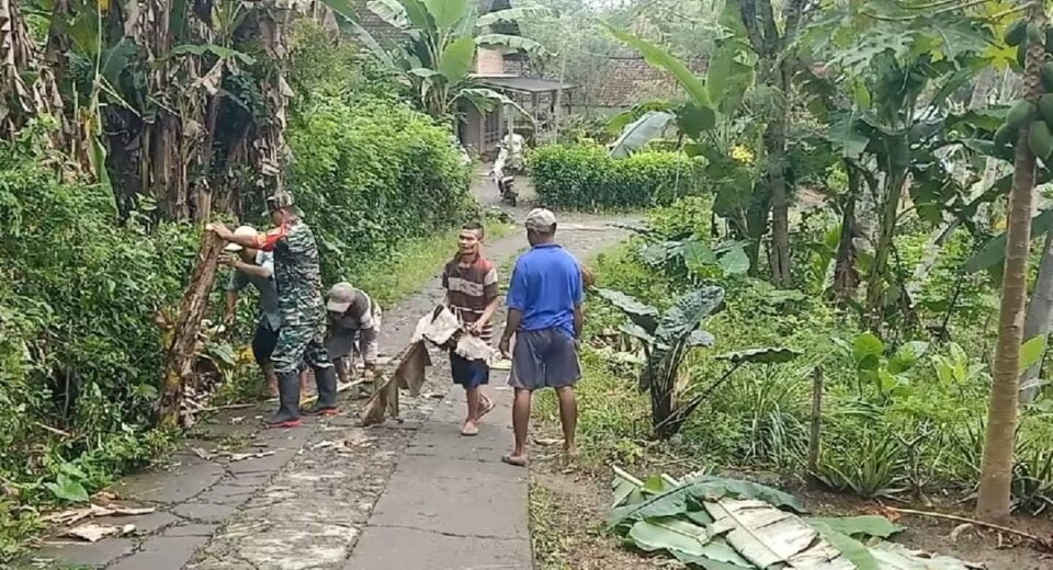 Untuk Mewujudkan Lingkungan Yang Bersih Dan Asri, Babinsa Koramil Panggungrejo Bersama Warga Masyarakat Gelar Jumat Bersih