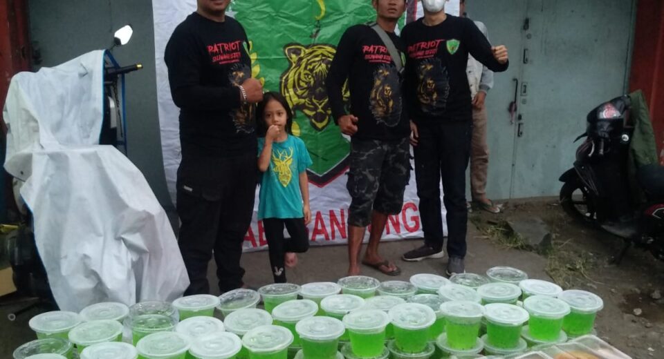 Patriot Siliwangi Sejati Kabupaten Bandung Bagi-bagi Makanan Takjil Buka Puasa untuk Para Pengguna Jalan