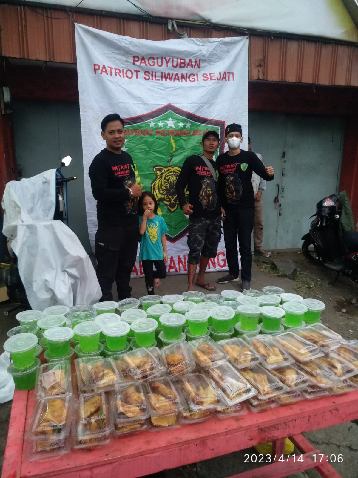 Patriot Siliwangi Sejati Kabupaten Bandung Bagi-bagi Makanan Takjil Buka Puasa untuk Para Pengguna Jalan