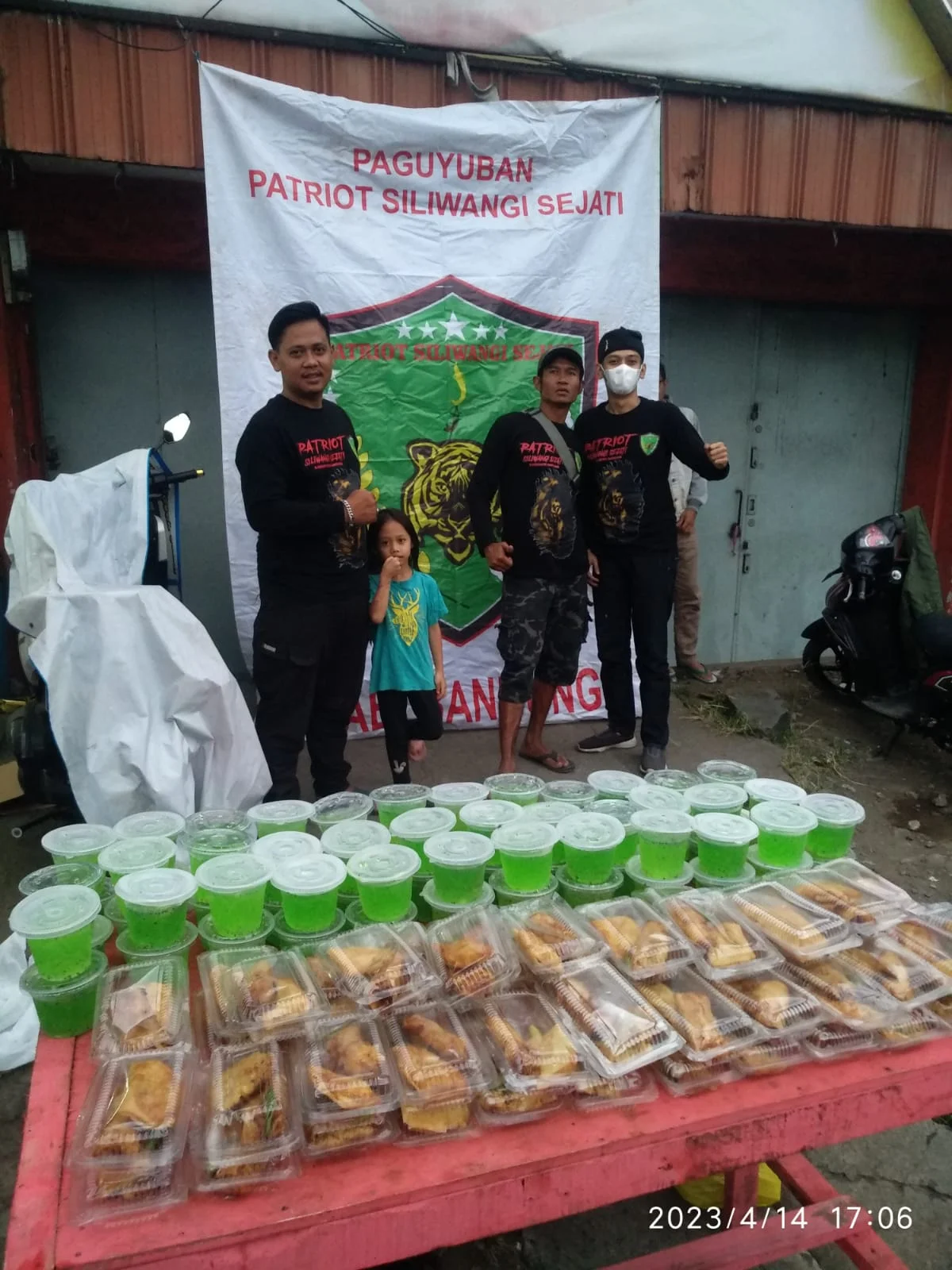 Patriot Siliwangi Sejati Kabupaten Bandung Bagi-bagi Makanan Takjil Buka Puasa untuk Para Pengguna Jalan