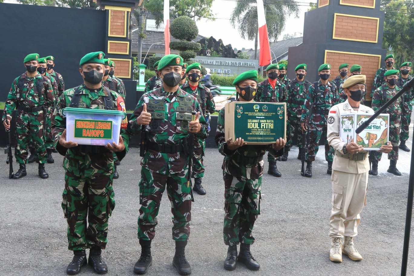 Dandim 0808/Blitar, Berikan Bingkisan Lebaran Kepada Anggota Kodim 0808