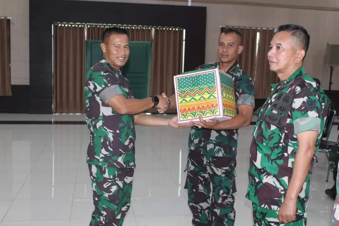Danpusdikku Ditkuad Memberikan Hadiah Berupa Buah Jam Tangan Kepada Seluruh Personel