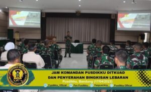 Danpusdikku Ditkuad Memberikan Hadiah Buah Tangan Berupa Jam Kepada Seluruh Personel