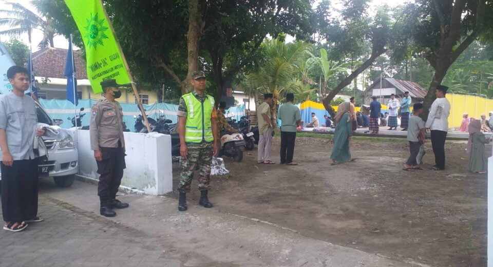 Anggota Koramil Jajaran Kodim 0808/Blitar, Laksanakan Pengamanan Sholat Idul Fitri 1444 H / 2023 M