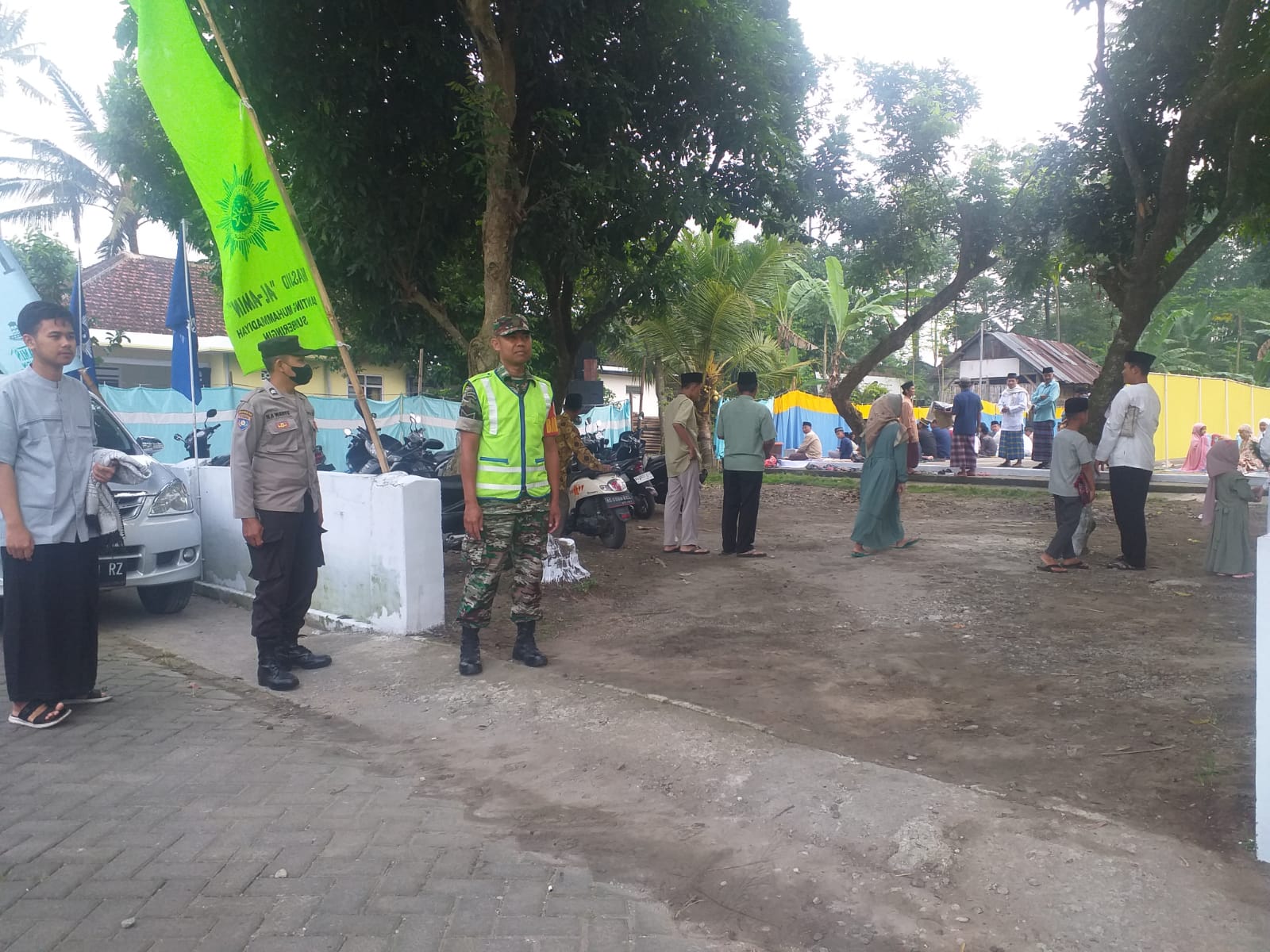 Anggota Koramil Jajaran Kodim 0808/Blitar, Laksanakan Pengamanan Sholat Idul Fitri 1444 H / 2023 M
