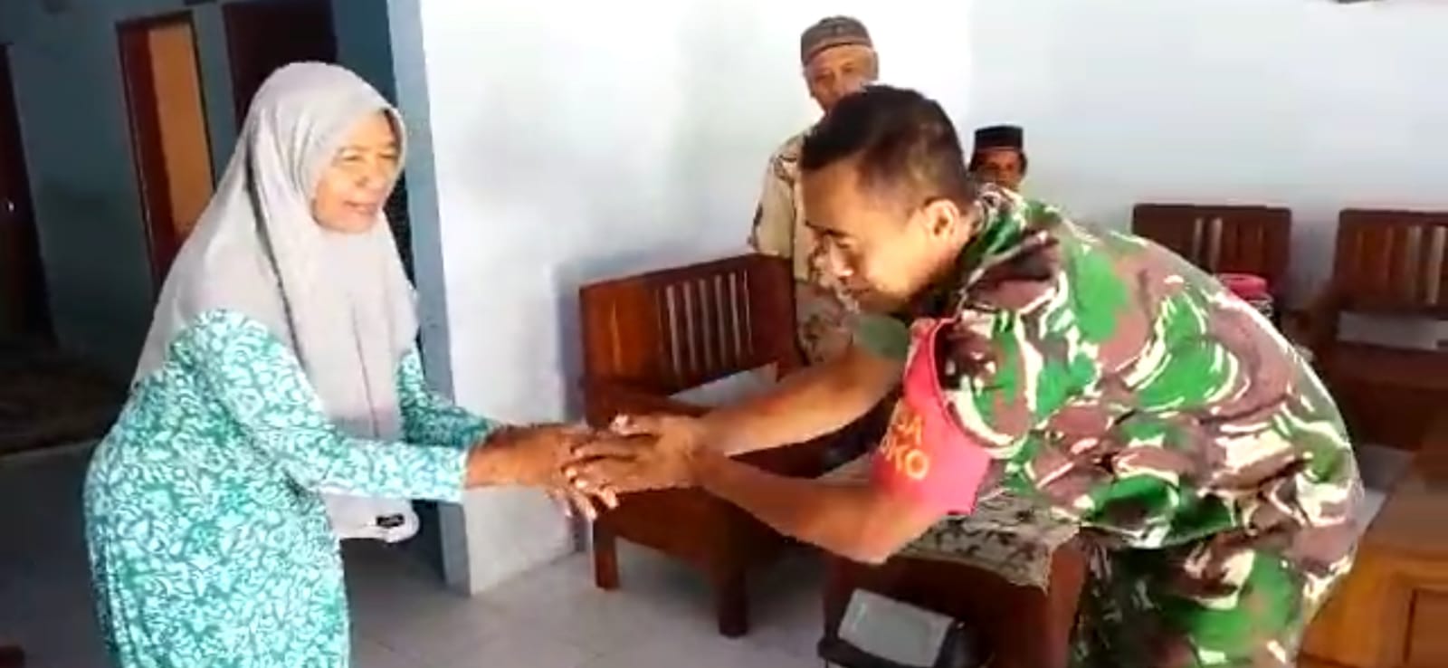 Manfaatkan Momen Lebaran, Babinsa Koramil Doko Pererat Silaturahmi Dengan Warga Binaannya