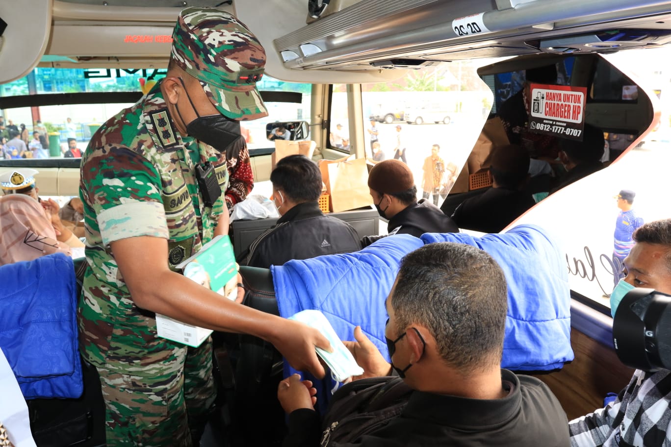 Dandim 0808/Blitar Bersama Forkopimda Pantau Arus Balik Lebaran Tahun 2023 Di Terminal Patria Kota Blitar