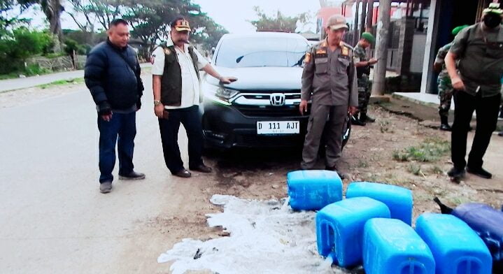 Majalaya Kasatpol PP kabupaten Bandung Terus Gencar Rajia Perdagangan Miras dengan Moto Zirro Miras dan Tuak